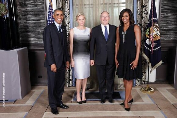 La princesse Charlene de Monaco, enceinte de jumeaux, et le prince Albert avec Barack et Michelle Obama lors d'une réception à New York en septembre 2014
