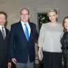 La princesse Charlene de Monaco, enceinte de jumeaux, et le prince Albert entourés de Jerry Bruckheimer et son épouse Linda Sue le 7 octobre 2014 à Beverly Hills, à la veille des Princess Grace Awards.