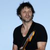 Bertrand Cantat et son groupe Détroit jouent pendant le meeting de José Bosé pour Europe Ecologie-Les Verts en vue des élections européennes. À Bordeaux, le 17 mai 2014.