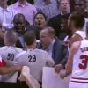 Paul Pierce et Joakim Noah séparés par leurs coéquipiers après une altercation lors du match de pré-saison entre les Bulls de Chicago et les Wizzards de Washington, au United Center de Chicago, le 6 octobre 2014