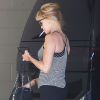 Melanie Griffith quitte la salle de gym et fume une cigarette à Beverly Hills le 6 octobre 2014. Mélanie a couvert son tatouage "Antonio" avec un pansement.