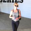 Melanie Griffith quitte la salle de gym et fume une cigarette à Beverly Hills le 6 octobre 2014. Mélanie a couvert son tatouage "Antonio" avec un pansement.