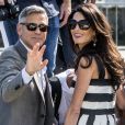  George Clooney et sa fiancée Amal Alamuddin (en Dolce &amp; Gabbana) arrivent à Venise le 26 septembre 2014. Ils vont célébrer leur mariage ! 