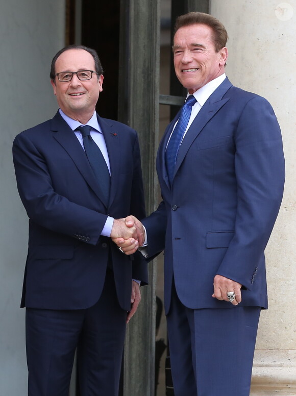 François Hollande et Arnold Schwarzenegger - Le président français reçoit en entretien M. Arnold Schwarzenegger, ancien gouverneur de l'Etat de Californie, fondateur et vice-président du réseau des régions pour le Climat "R 20", au palais de l'Elysée à Paris, le 10 octobre 2014.