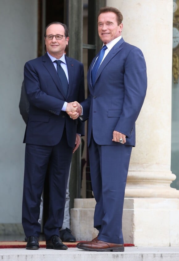François Hollande et Arnold Schwarzenegger - Le président français reçoit en entretien M. Arnold Schwarzenegger, ancien gouverneur de l'Etat de Californie, fondateur et vice-président du réseau des régions pour le Climat "R 20", au palais de l'Elysée à Paris, le 10 octobre 2014.
