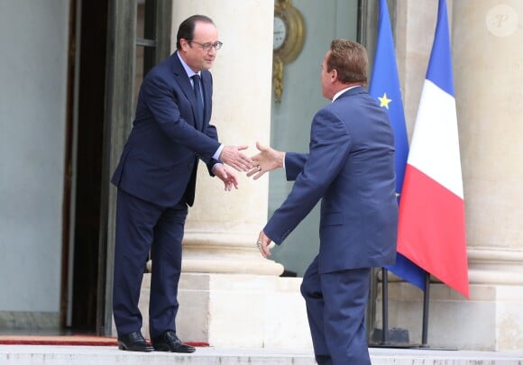 François Hollande et Arnold Schwarzenegger - Le président français reçoit en entretien M. Arnold Schwarzenegger, ancien gouverneur de l'Etat de Californie, fondateur et vice-président du réseau des régions pour le Climat "R 20", au palais de l'Elysée à Paris, le 10 octobre 2014.