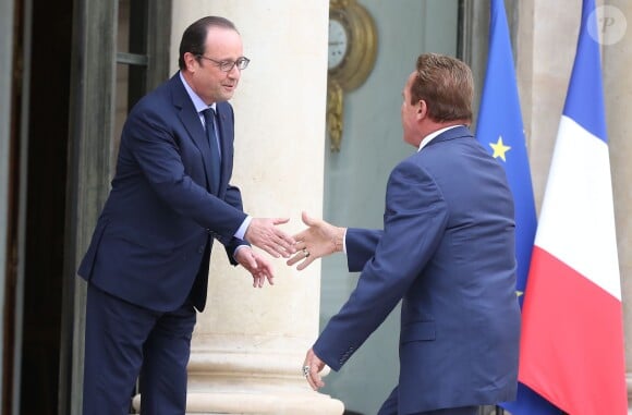 François Hollande et Arnold Schwarzenegger - Le président français reçoit en entretien M. Arnold Schwarzenegger, ancien gouverneur de l'Etat de Californie, fondateur et vice-président du réseau des régions pour le Climat "R 20", au palais de l'Elysée à Paris, le 10 octobre 2014.