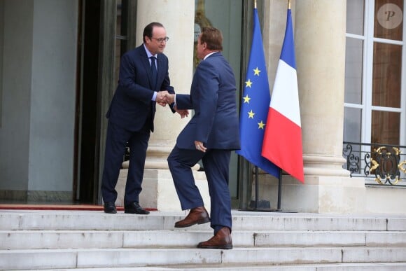 François Hollande et Arnold Schwarzenegger - Le président français reçoit en entretien M. Arnold Schwarzenegger, ancien gouverneur de l'Etat de Californie, fondateur et vice-président du réseau des régions pour le Climat "R 20", au palais de l'Elysée à Paris, le 10 octobre 2014.