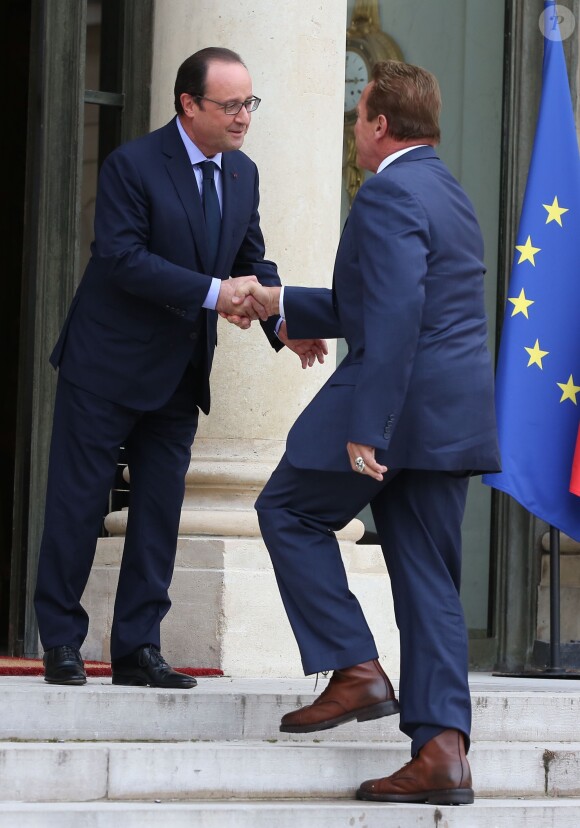 François Hollande et Arnold Schwarzenegger - Le président français reçoit en entretien M. Arnold Schwarzenegger, ancien gouverneur de l'Etat de Californie, fondateur et vice-président du réseau des régions pour le Climat "R 20", au palais de l'Elysée à Paris, le 10 octobre 2014.