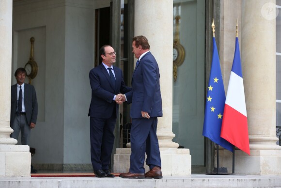 François Hollande et Arnold Schwarzenegger - Le président français reçoit en entretien M. Arnold Schwarzenegger, ancien gouverneur de l'Etat de Californie, fondateur et vice-président du réseau des régions pour le Climat "R 20", au palais de l'Elysée à Paris, le 10 octobre 2014.