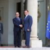 François Hollande et Arnold Schwarzenegger - Le président français reçoit en entretien M. Arnold Schwarzenegger, ancien gouverneur de l'Etat de Californie, fondateur et vice-président du réseau des régions pour le Climat "R 20", au palais de l'Elysée à Paris, le 10 octobre 2014.