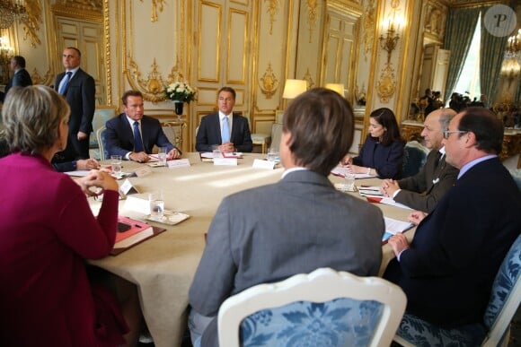 Le président François Hollande reçoit M. Arnold Schwarzenegger, ancien gouverneur de l'Etat de Californie, fondateur et vice-président du réseau des régions pour le Climat "R 20" au palais de l'Elysée à Paris, le 10 octobre 2014.