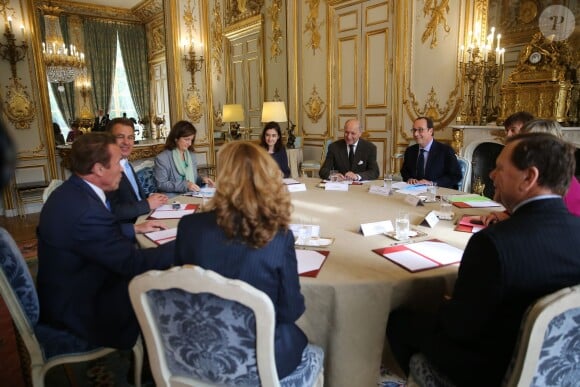Le président François Hollande reçoit M. Arnold Schwarzenegger, ancien gouverneur de l'Etat de Californie, fondateur et vice-président du réseau des régions pour le Climat "R 20" au palais de l'Elysée à Paris, le 10 octobre 2014.