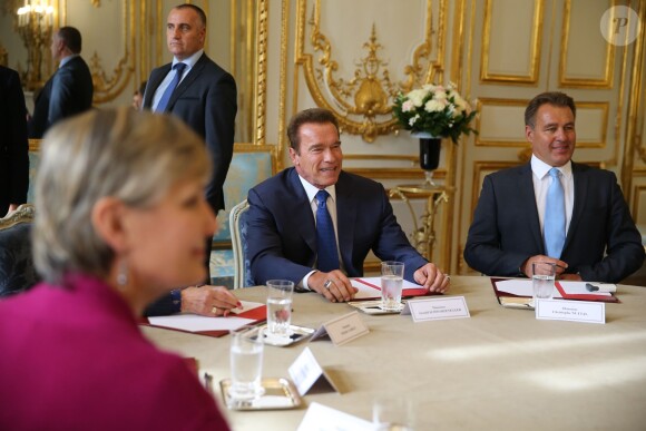 Le président François Hollande reçoit M. Arnold Schwarzenegger, ancien gouverneur de l'Etat de Californie, fondateur et vice-président du réseau des régions pour le Climat "R 20" au palais de l'Elysée à Paris, le 10 octobre 2014.