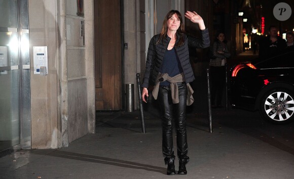 Carla Bruni salue ses fans après son concert à l'Olympia à Paris, le 11 mars 2014.