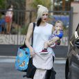  Gwen Stefani et son mari Gavin Rossdale emm&egrave;nent leurs fils Zuma et Apollo &agrave; une f&ecirc;te d'anniversaire &agrave; Sherman Oaks, le 11 octobre 2014. 