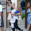 Gwen Stefani et son mari Gavin Rossdale emmènent leurs fils Zuma et Apollo à une fête d'anniversaire à Sherman Oaks, le 11 octobre 2014.