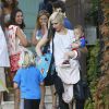 Gwen Stefani emmènent ses fils Zuma et Apollo à une fête d'anniversaire à Sherman Oaks, le 11 octobre 2014.