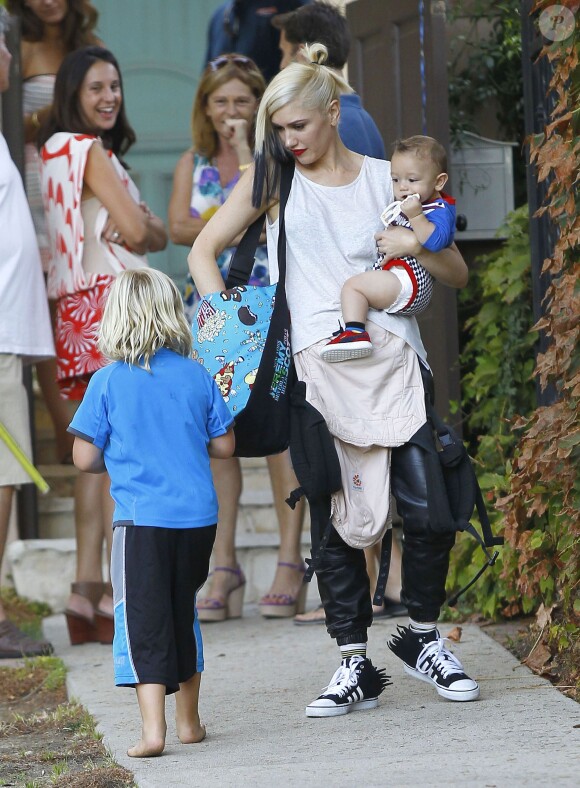 Gwen Stefani emmènent ses fils Zuma et Apollo à une fête d'anniversaire à Sherman Oaks, le 11 octobre 2014.