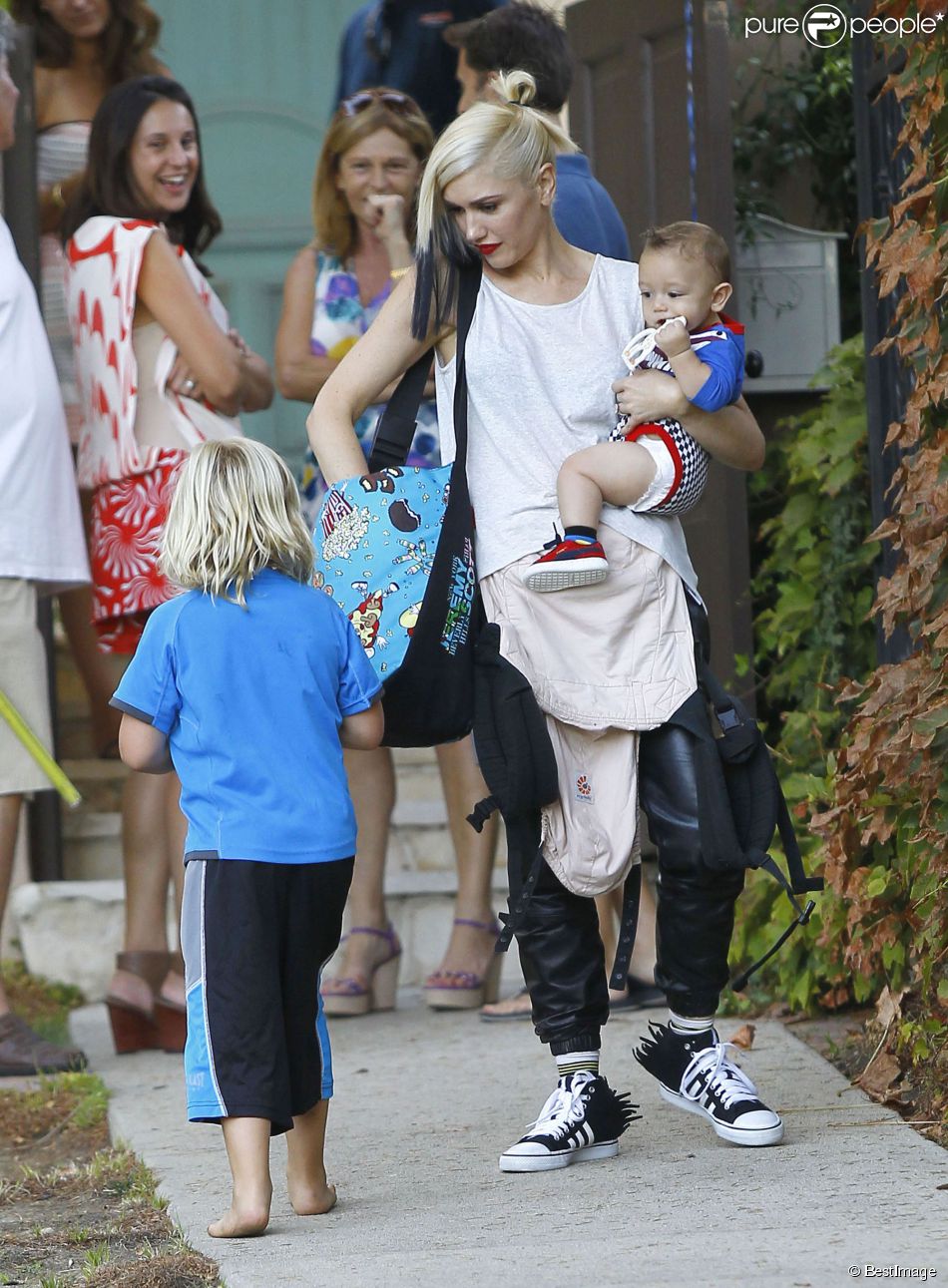  Gwen Stefani emm&amp;egrave;nent ses fils Zuma et Apollo &amp;agrave; une f&amp;ecirc;te d&#039;anniversaire &amp;agrave; Sherman Oaks, le 11 octobre 2014. 