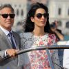 George Clooney et sa femme Amal Alamuddin quittent l'hôtel Aman, où ils ont passé leur nuit de noces à Venise le 28 septembre 2014, pour se rendre à un brunch à l'hôtel Cipriani. 