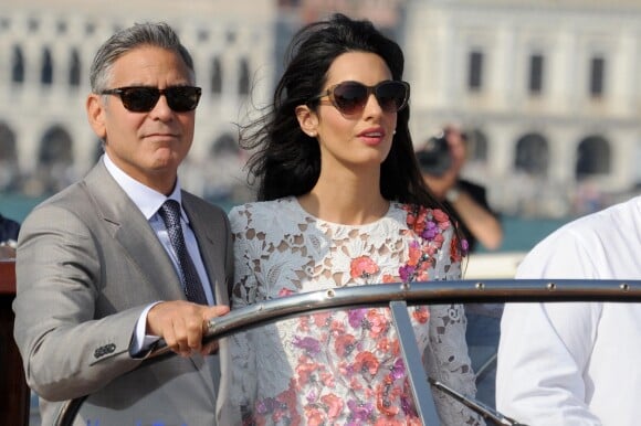 George Clooney et sa femme Amal Alamuddin quittent l'hôtel Aman, où ils ont passé leur nuit de noces à Venise le 28 septembre 2014, pour se rendre à un brunch à l'hôtel Cipriani. 