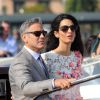 George Clooney et sa femme Amal Alamuddin quittent l'hôtel Aman, où ils ont passé leur nuit de noces à Venise, le 28 septembre 2014, pour se rendre à un brunch à l'hôtel Cipriani. 