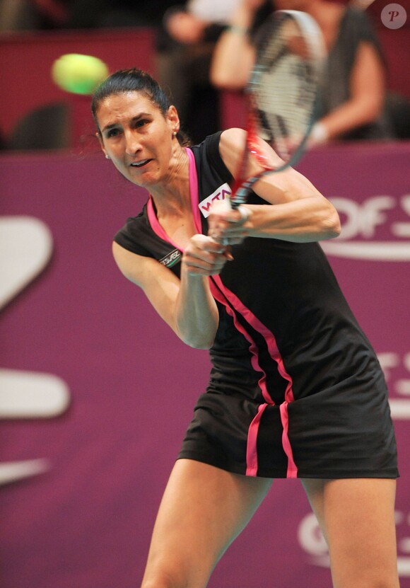 Virginie Razzano (FRA) face a Magdalena Rybarikova (SVK) au 2ème tour du 21e Open GDF-SUEZ au Stade Pierre De Coubertin à Paris le 30 janvier 2013.