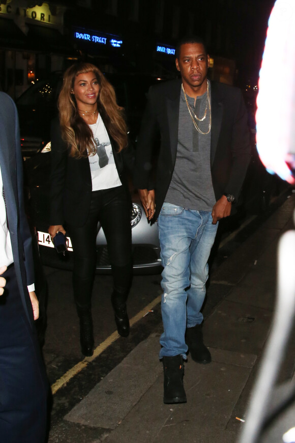 Beyoncé Knowles et Jay-Z quittent un restaurant à Londres le 14 octobre 2014.