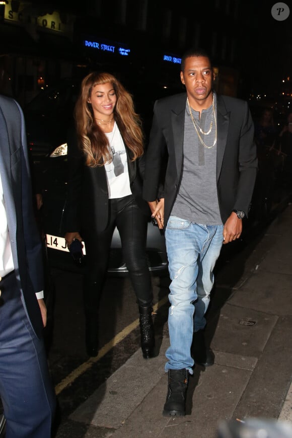 Beyoncé Knowles et Jay-Z quittent un restaurant à Londres le 14 octobre 2014.