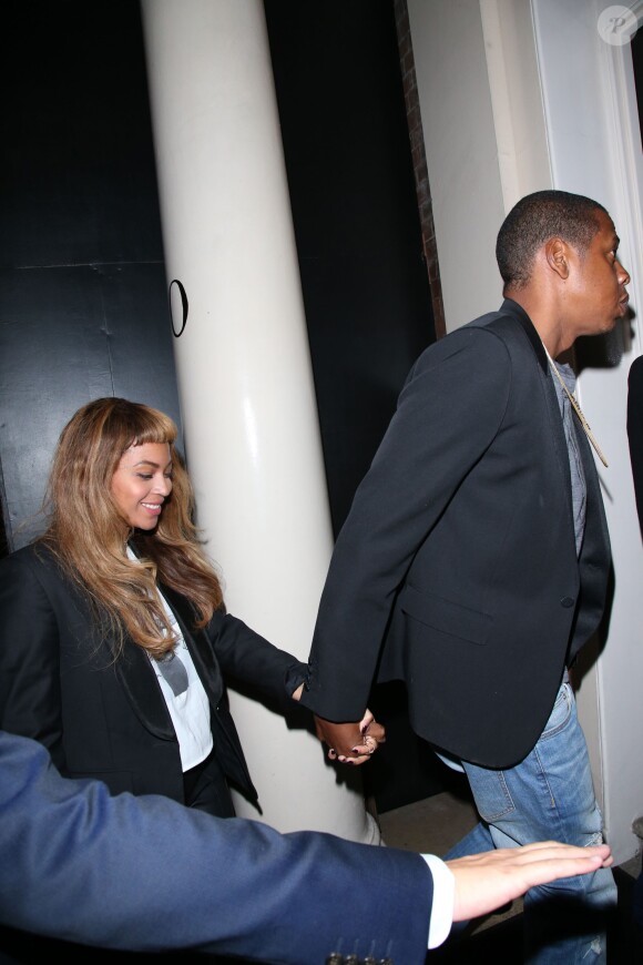 Beyoncé Knowles et Jay-Z quittent un restaurant à Londres le 14 octobre 2014.