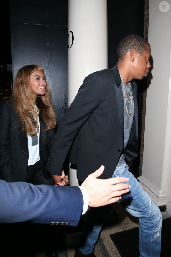 Beyoncé Knowles et Jay-Z quittent un restaurant à Londres le 14 octobre 2014.