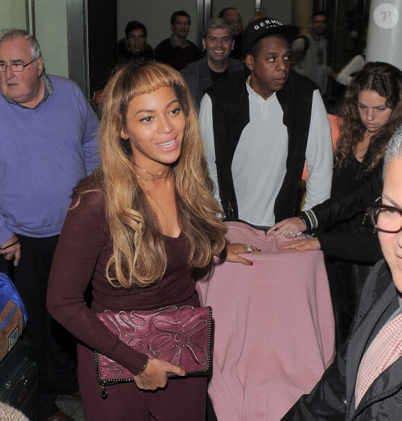 Beyoncé Knowles (porte deux bagues Messika), son mari le rappeur Jay-Z et leur fille Blue Ivy arrivent à Londres, le 14 octobre 2014 en Eurostar en provenance de Paris.