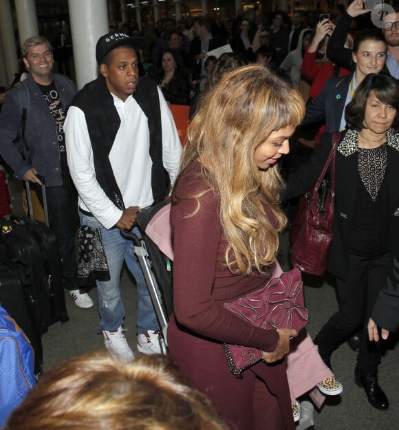 Beyoncé Knowles (porte deux bagues Messika), son mari le rappeur Jay-Z et leur fille Blue Ivy arrivent à Londres, le 14 octobre 2014 en Eurostar en provenance de Paris.