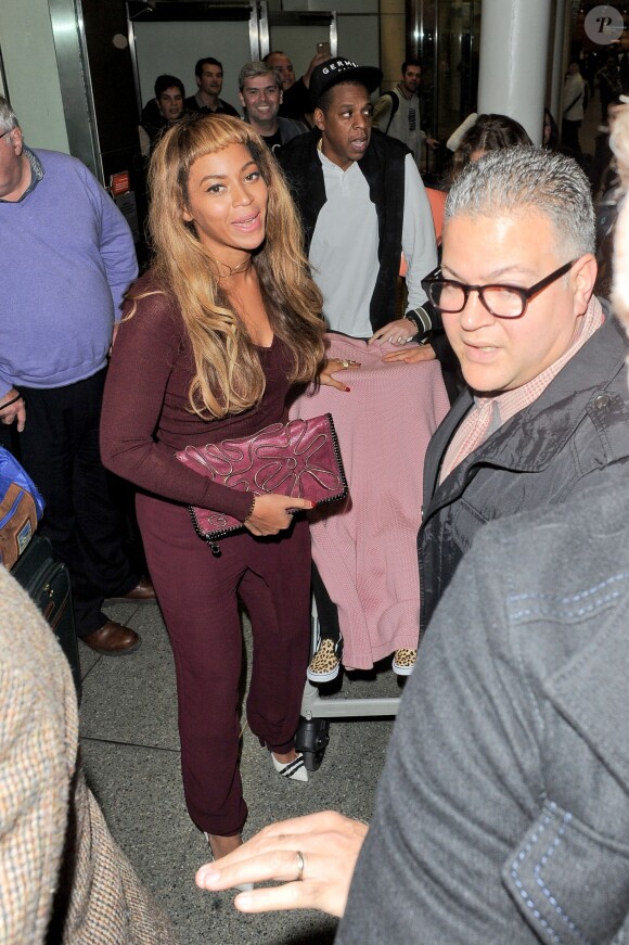 Beyoncé Knowles (porte deux bagues Messika), son mari le rappeur Jay-Z et leur fille Blue Ivy arrivent à Londres, le 14 octobre 2014 en Eurostar en provenance de Paris.