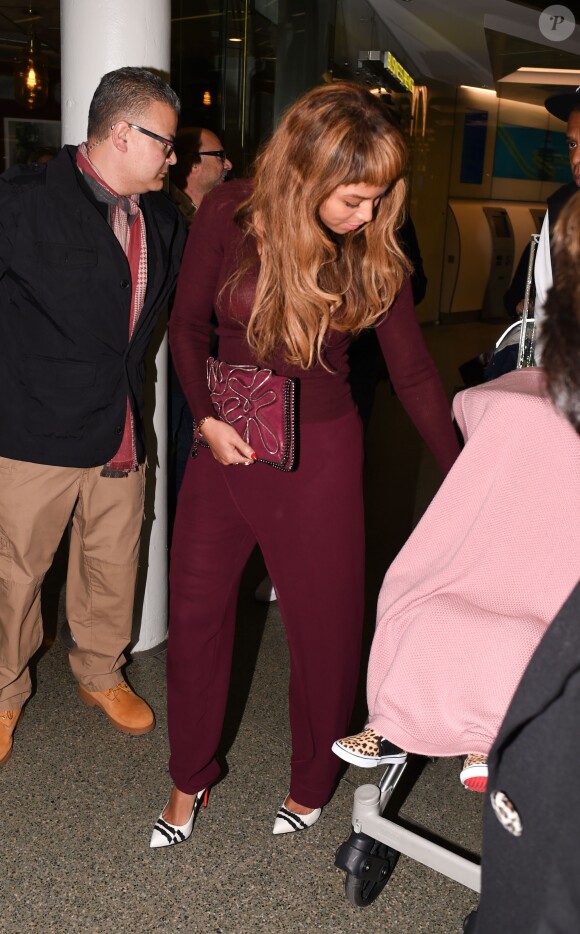 Beyoncé Knowles (porte deux bagues Messika), son mari le rappeur Jay-Z et leur fille Blue Ivy arrivent à Londres, le 14 octobre 2014 en Eurostar en provenance de Paris.