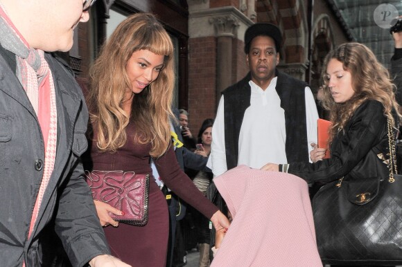 Beyoncé Knowles (porte deux bagues Messika), son mari le rappeur Jay-Z et leur fille Blue Ivy arrivent à Londres, le 14 octobre 2014 en Eurostar en provenance de Paris.