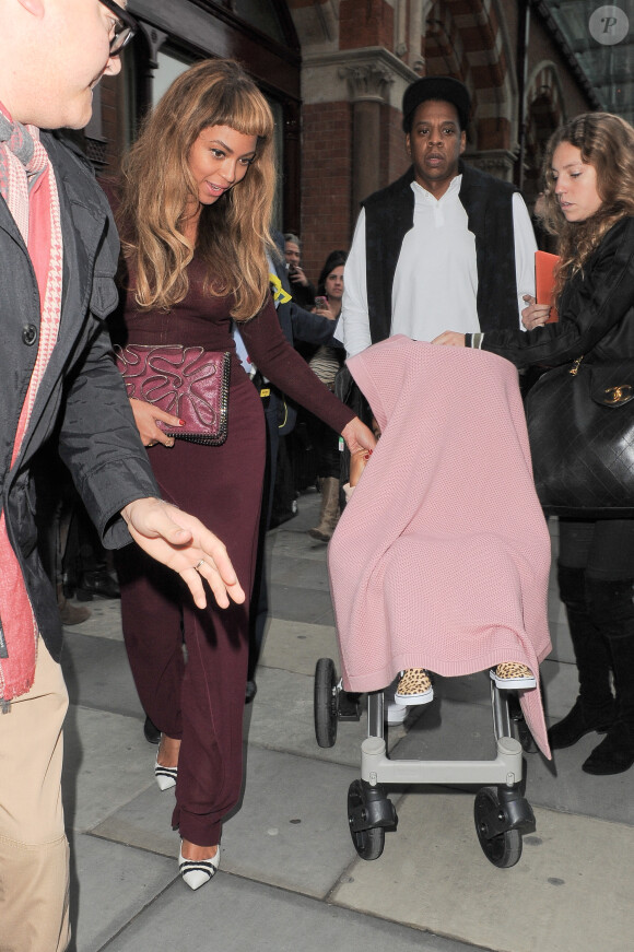 Beyoncé Knowles (porte deux bagues Messika), son mari le rappeur Jay-Z et leur fille Blue Ivy arrivent à Londres, le 14 octobre 2014 en Eurostar en provenance de Paris.