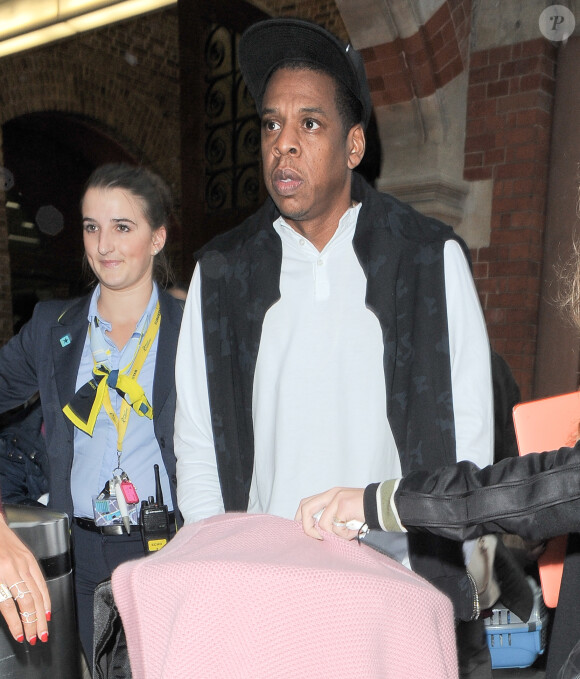 Beyoncé Knowles (porte deux bagues Messika), son mari le rappeur Jay-Z et leur fille Blue Ivy arrivent à Londres, le 14 octobre 2014 en Eurostar en provenance de Paris.
