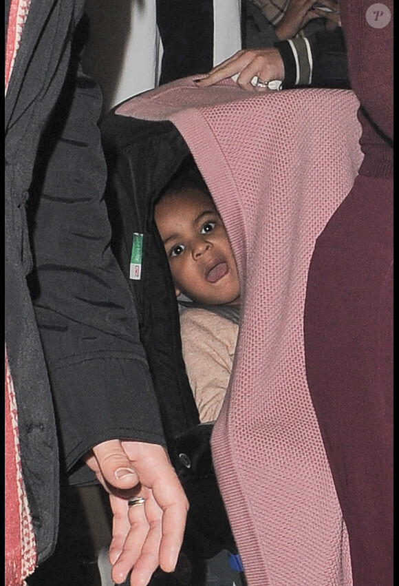 Beyoncé Knowles (porte deux bagues Messika), son mari le rappeur Jay-Z et leur fille Blue Ivy arrivent à Londres, le 14 octobre 2014 en Eurostar en provenance de Paris.