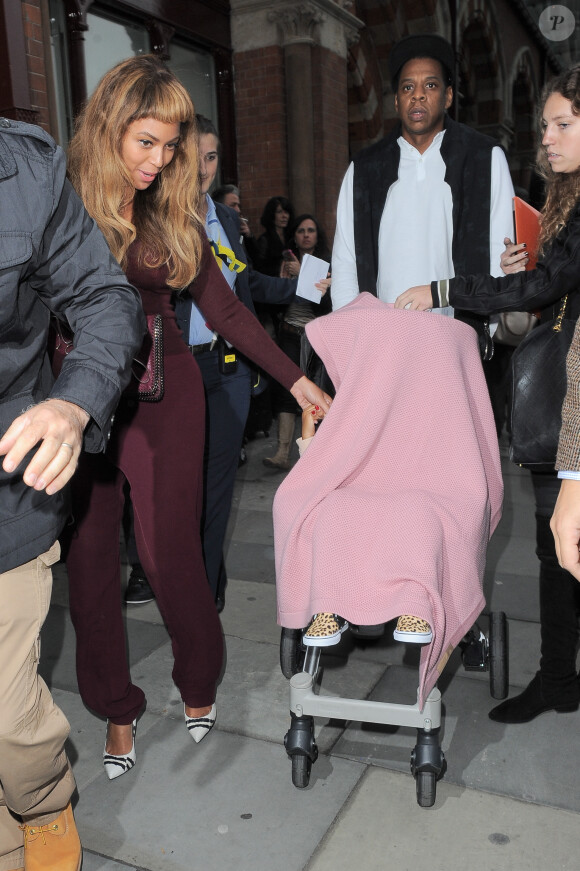 Beyoncé Knowles (porte deux bagues Messika), son mari le rappeur Jay-Z et leur fille Blue Ivy arrivent à Londres, le 14 octobre 2014 en Eurostar en provenance de Paris.