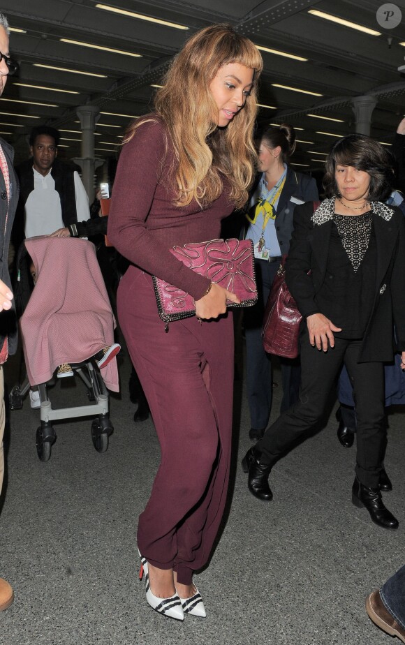Beyoncé Knowles (porte deux bagues Messika), son mari le rappeur Jay-Z et leur fille Blue Ivy arrivent à Londres, le 14 octobre 2014 en Eurostar en provenance de Paris.