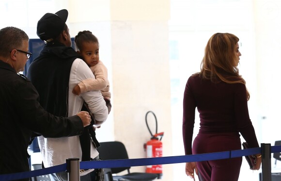Beyoncé Knowles, Jay-Z et leur fille Blue Ivy Carter arrivent Gare du Nord à Paris pour prendre un train. Le 14 octobre 2014