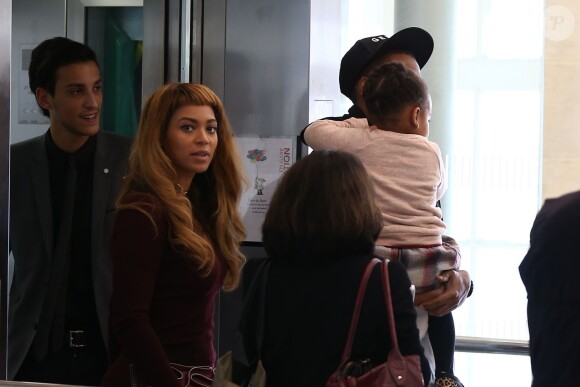 Beyoncé Knowles, Jay-Z et leur fille Blue Ivy Carter arrivent Gare du Nord à Paris pour prendre un train. Le 14 octobre 2014