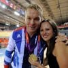 Sir Chris Hoy et son épouse Sarra après sa médaille d'or décrochée sur l'épreuve du sprint par équipe, au Vélodrome de Londres, lors des JO, le 2 août 2012