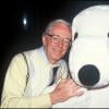 Charles Schulz et son personnage Snoopy, 23 janvier 1990.