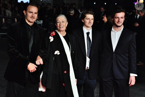 Vanessa Redgrav, son fils Carlo Nero, ainsi que de ses deux petits-enfants, Michael Richard Antonio Neeson (né en 1995) et Daniel Jack Neeson (né en 1996), tous deux fruit des amours de Natasha Richardson et Liam Neeson, lorsde la première de Foxcatcher au 58e BFI London Film Festival à Londres le 16 octobre 2014.