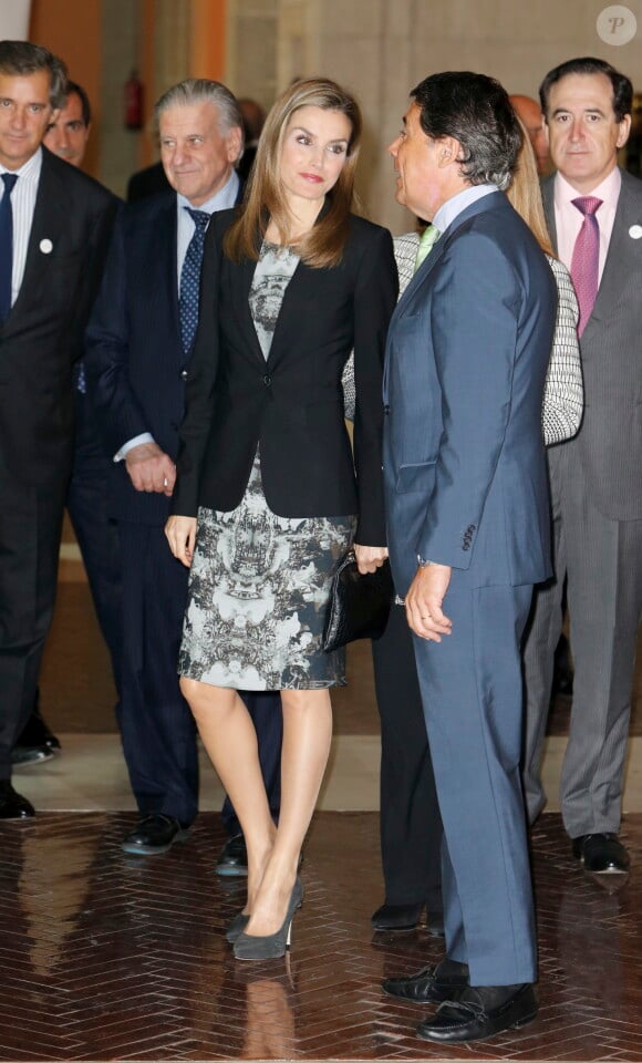 La reine Letizia d'Espagne effectuait le 17 octobre 2014 à la Casa Real de Correos, à Madrid, le lancement du guide ''Attention au coeur'' de la campagne Femmes pour le coeur, pour sensibiliser les femmes aux maladies cardiovasculaires.