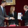 Le roi Felipe VI et la reine Letizia d'Espagne lors de l'édition du tricentenaire du dictionnaire de langue espagnole, le 17 octobre 2014 à l'Académie royale des sciences, à Madrid.