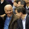 Barack Obama, Joe Biden et Hunter Biden lors du match de basket Georgetown University contre Duke University, au Verizon Center de Washington, le 30 janvier 2010